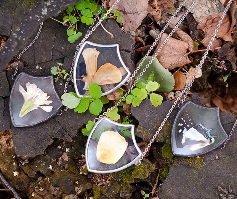 فنانة تصنع اكسسوارات تخطف الأنفاس باستخدام ورق الشجر والورد.. لن تتصور رقة ما أنتجته